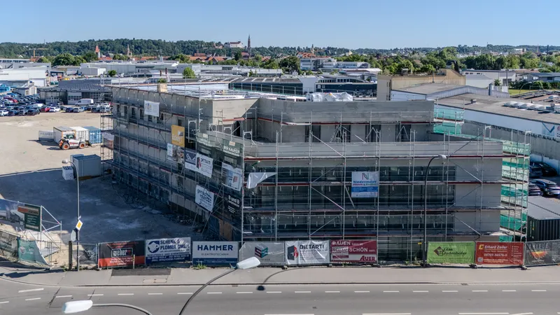 Neubau Siemensstraße von oben mit Photovoltaik auf dem Dach