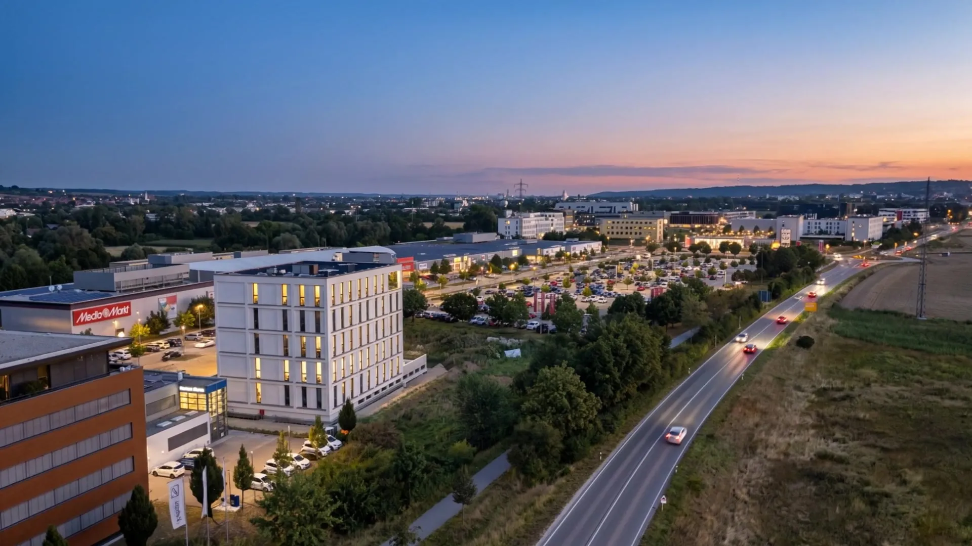 Gewerbekomplex Landshut West am Abend, aus der Luft